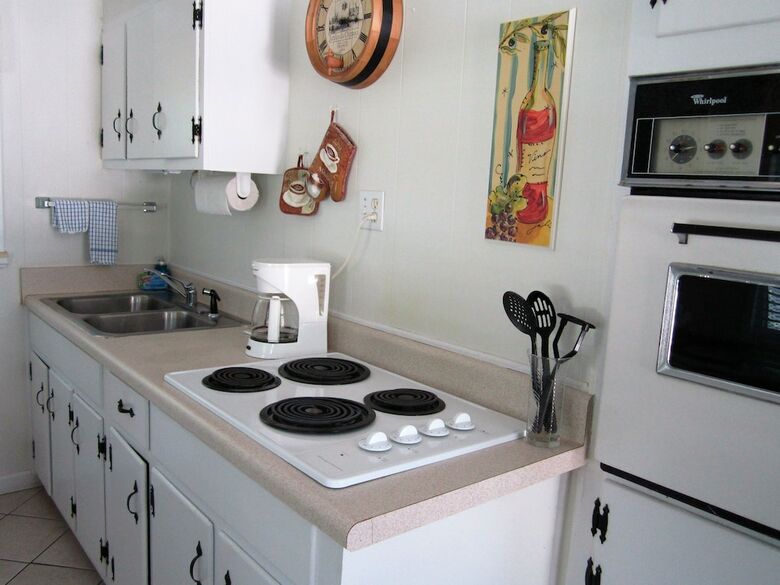 Tropical Winds Motel & Cottages
