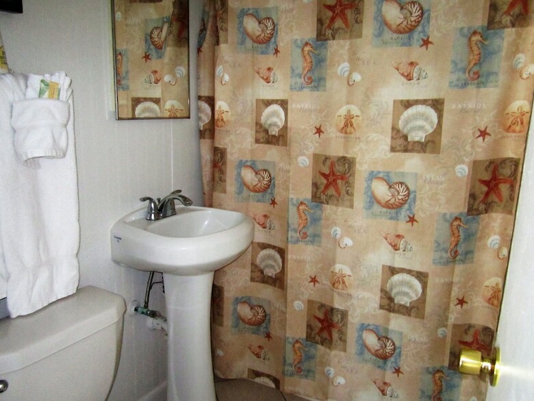 Tropical Winds Motel & Cottages