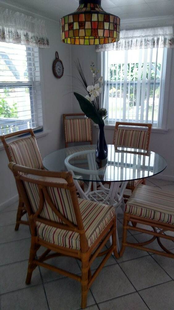 Tropical Winds Motel & Cottages