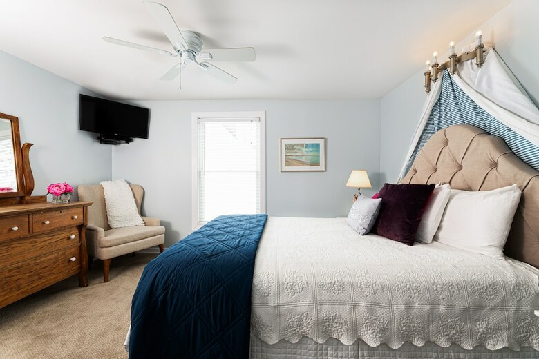 Bed & Breakfast Looking Glass Beachfront Inn
