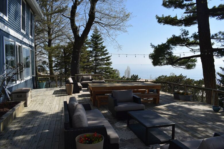 Bed & Breakfast Looking Glass Beachfront Inn