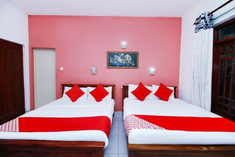 Oyo 320 Hotel By The C