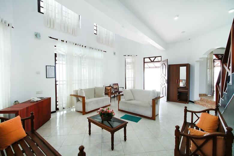 Oyo 320 Hotel By The C