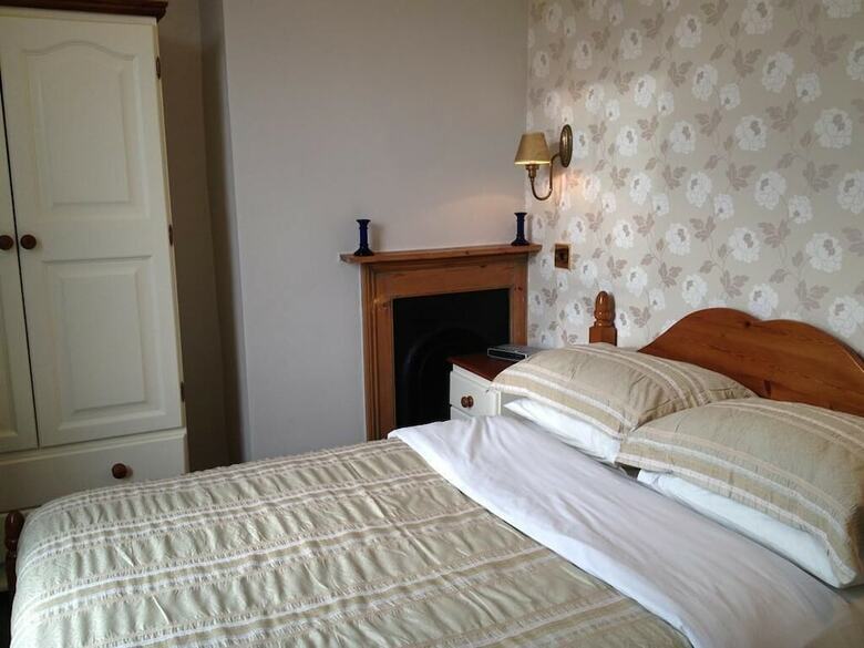 Bed & Breakfast Home From Home Guest House
