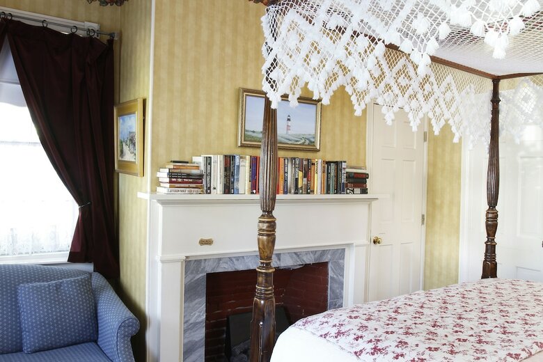 Bed & Breakfast Life House, Cliff Road