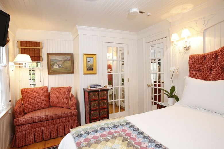 Bed & Breakfast Life House, Cliff Road