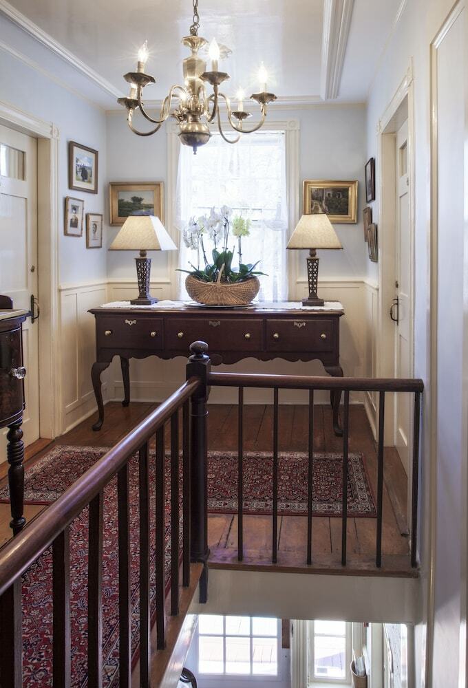 Bed & Breakfast Life House, Cliff Road