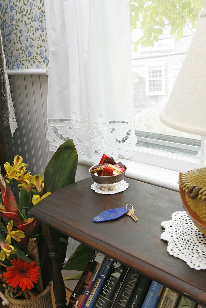 Bed & Breakfast Life House, Cliff Road