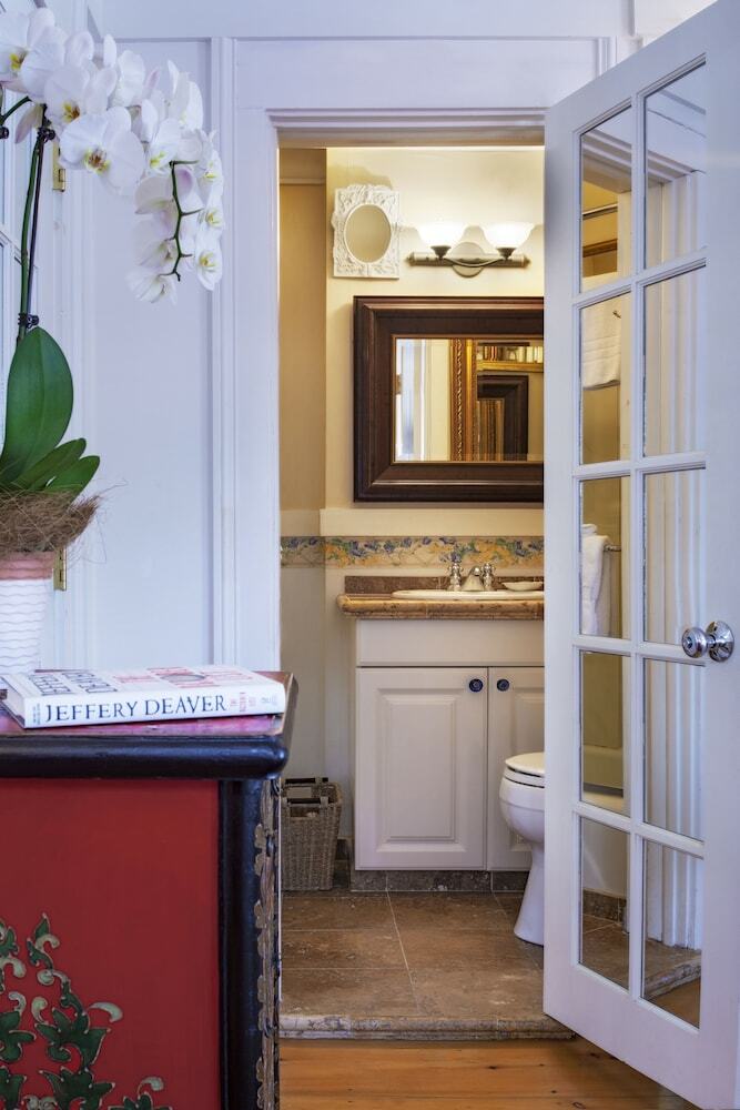 Bed & Breakfast Life House, Cliff Road