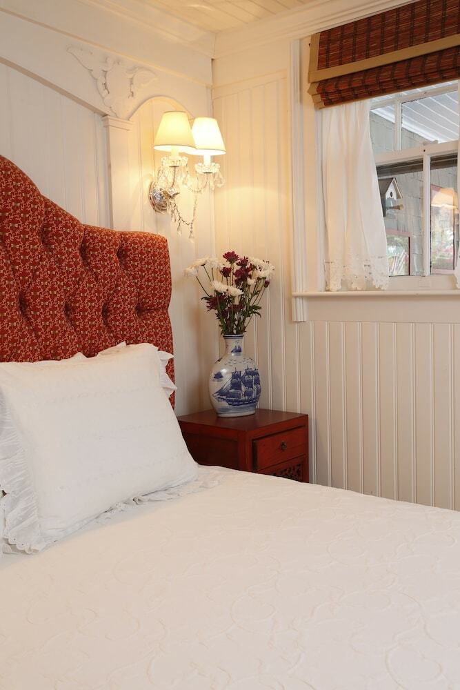 Bed & Breakfast Life House, Cliff Road