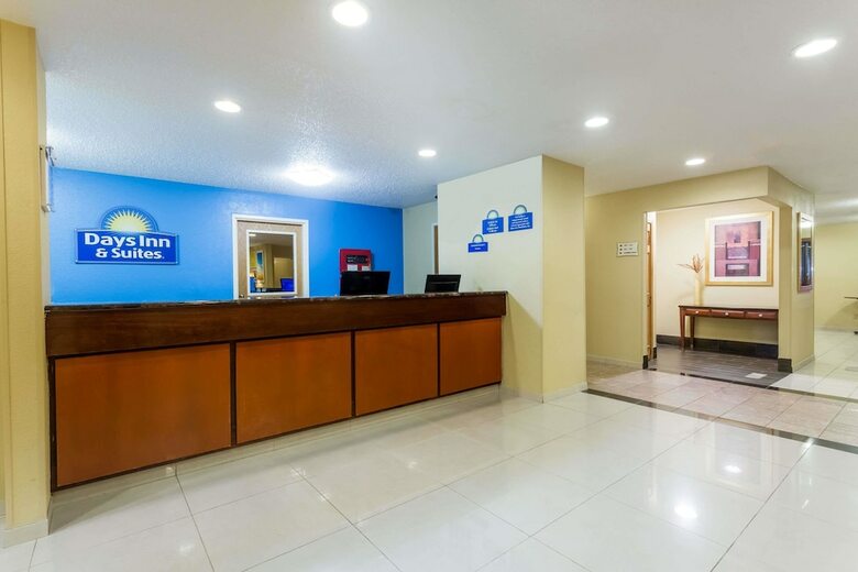 Hotel Days Inn & Suites By Wyndham Bloomington/normal Il