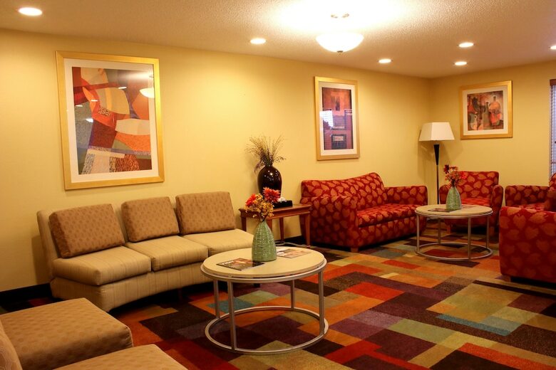 Hotel Days Inn & Suites By Wyndham Bloomington/normal Il