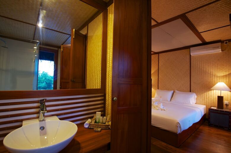Yathra Houseboat By Jetwing