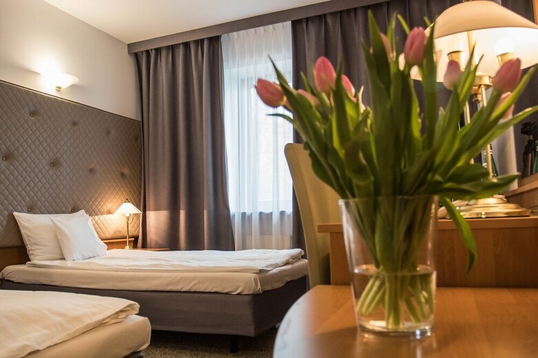Hotel Dw�r W Tomaszowicach