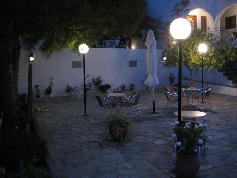 Hotel Travlos Studios