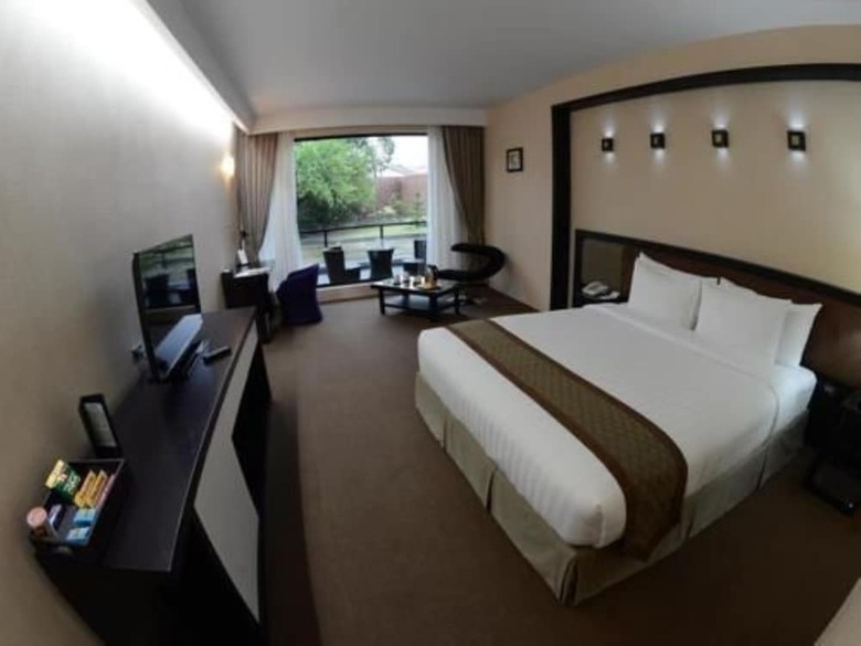 Avenue 64 Hotel