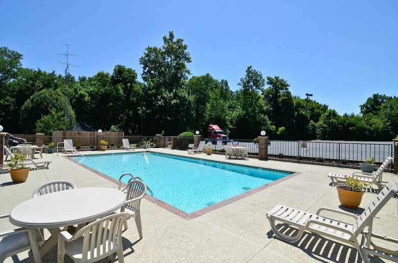 Hotel Travelers Inn And Suites