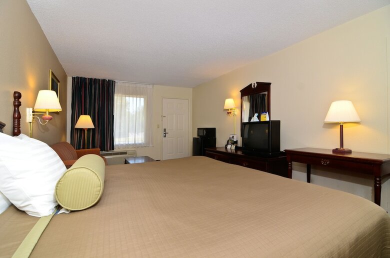 Hotel Travelers Inn And Suites