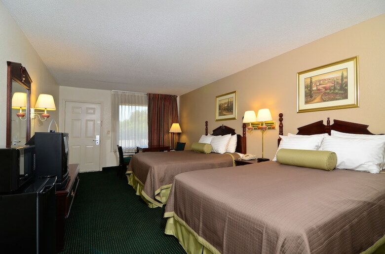 Hotel Travelers Inn And Suites