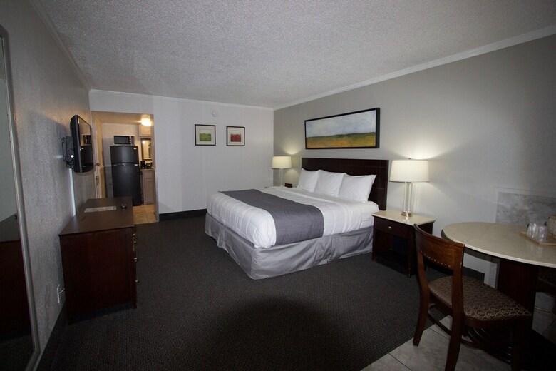 Hotel At Home Inn & Suites