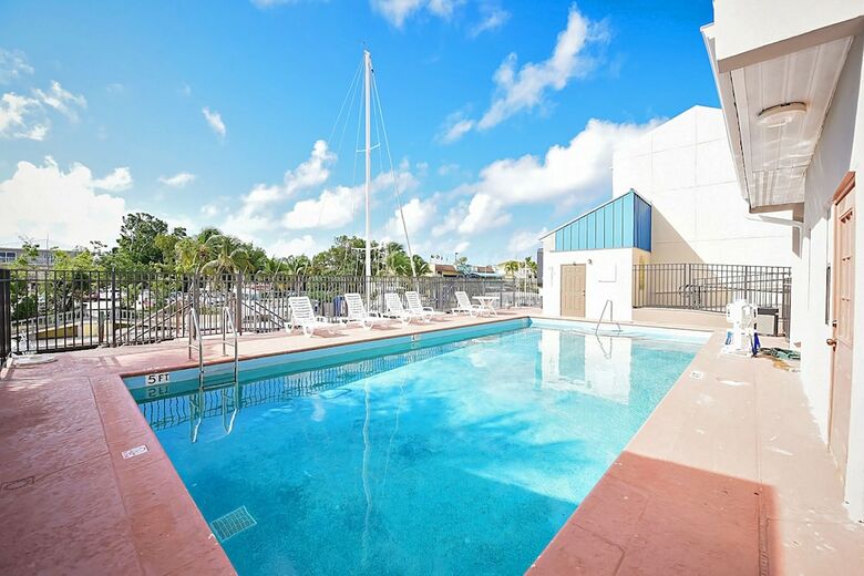 Hotel Waterside Suites & Marina