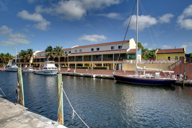 Hotel Waterside Suites & Marina
