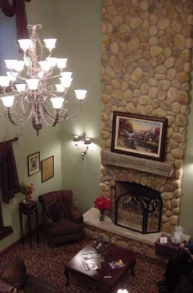Hotel Hearthstone Inn & Suites