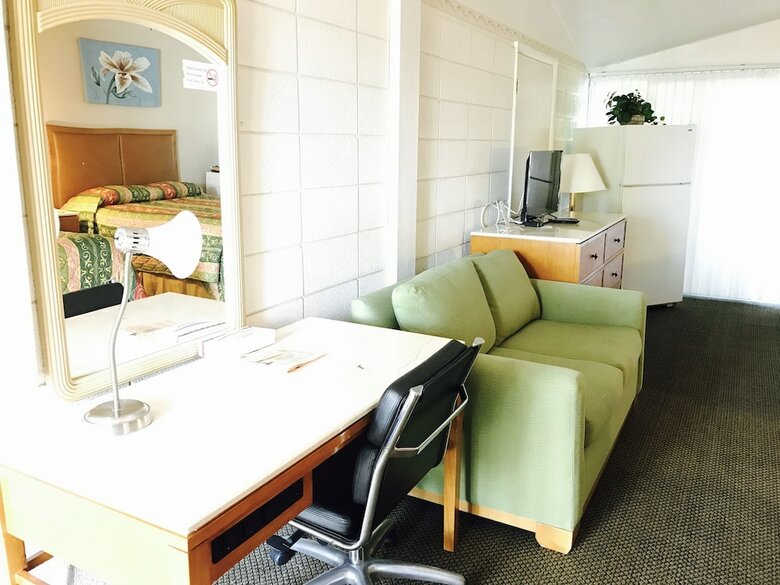 Warm Mineral Springs Motel
