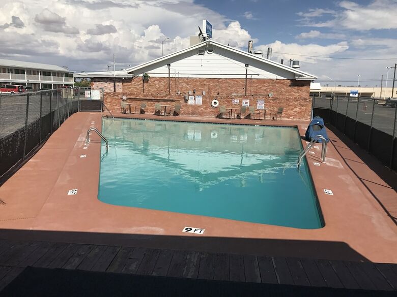 Superlodge Motel