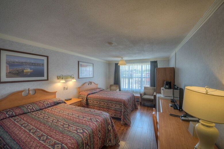 Hotel Claymore Inn & Suites