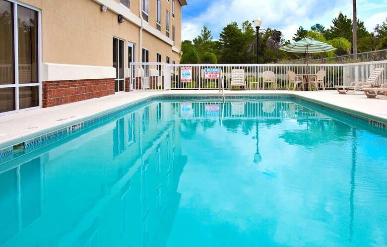 Holiday Inn Express Hotel & Suites Spring Hill