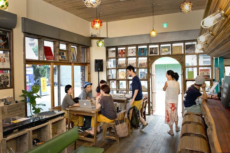 Hostal The Pax Hostel / Cafe / Records