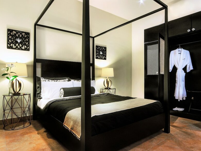 Apartamentos La Isabela Suites