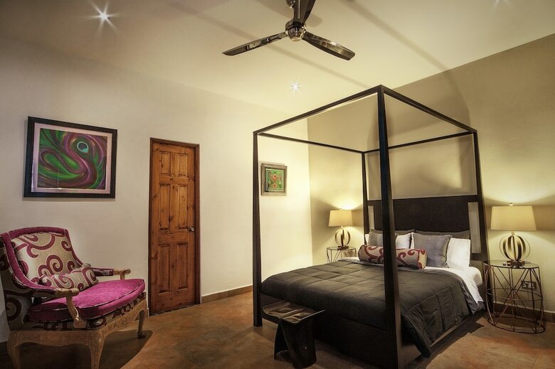 Apartamentos La Isabela Suites