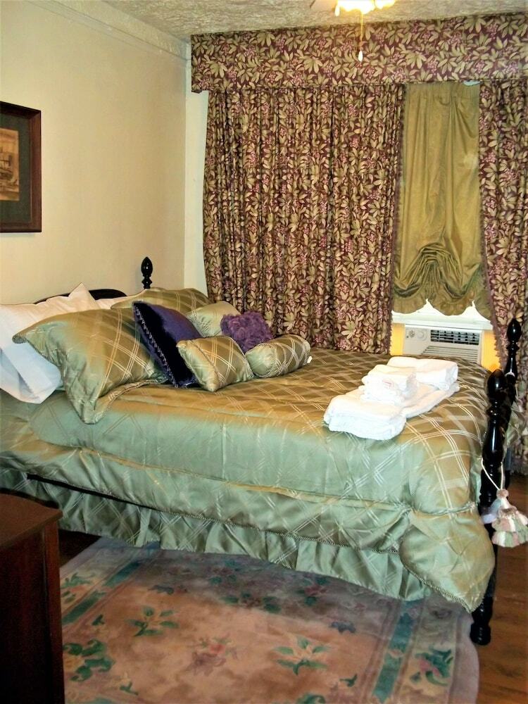 Bed & Breakfast Elkhorn Inn & Theatre