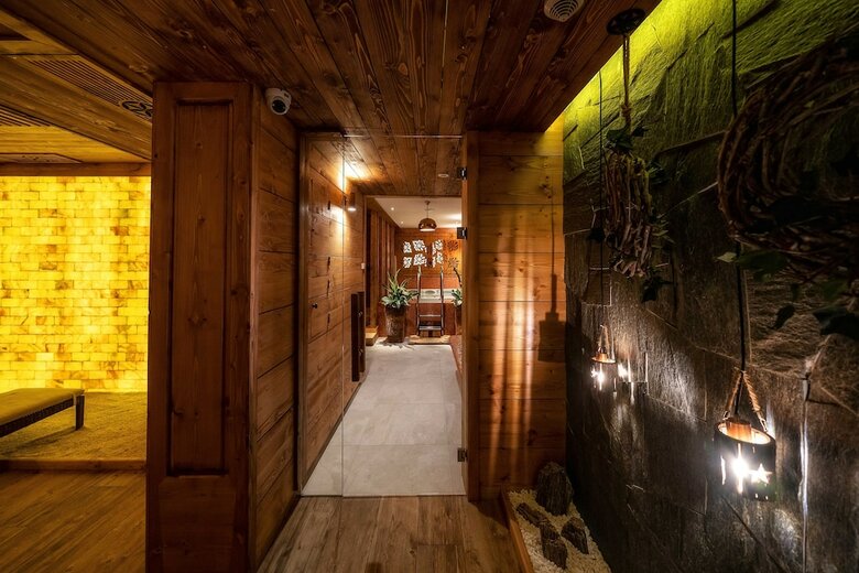 Gold Hotel