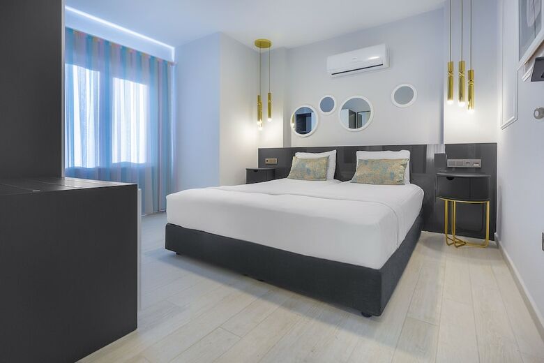 Twin Apart Hotel
