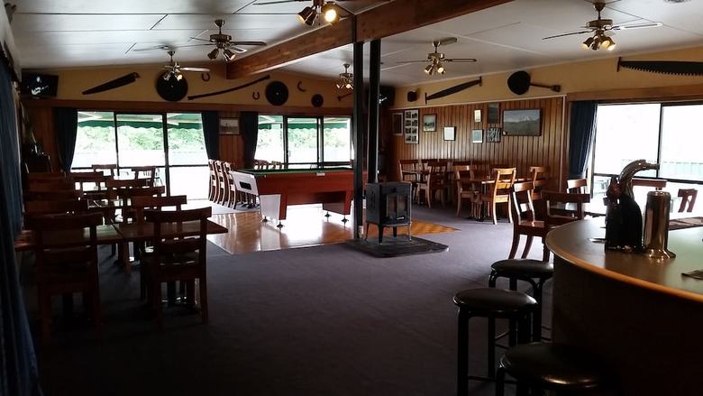 Mahoe Motel Bar N Grill
