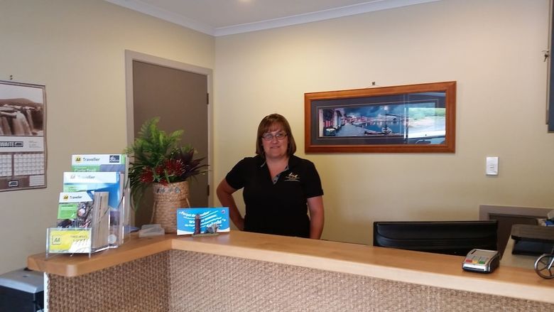 Mahoe Motel Bar N Grill