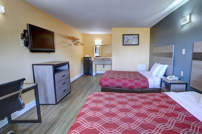 Hotel Econo Lodge At Military Circle