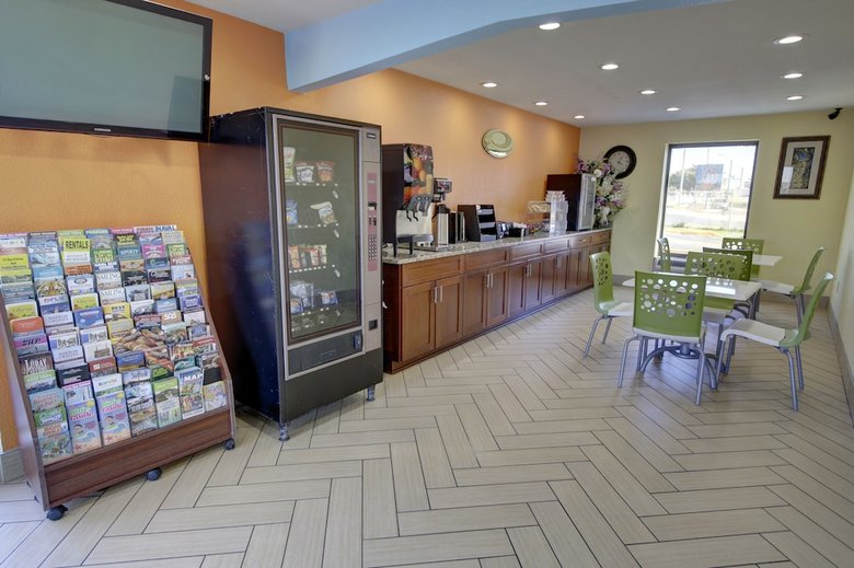 Hotel Econo Lodge At Military Circle