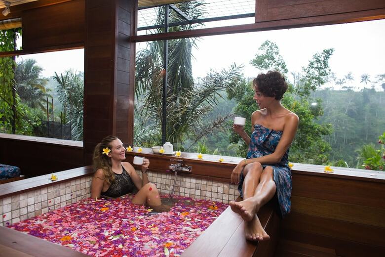 Hotel Suarapura Resort & Spa
