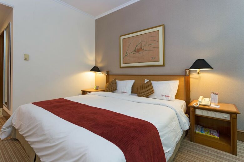 Hotel Reddoorz Plus @ S Parman