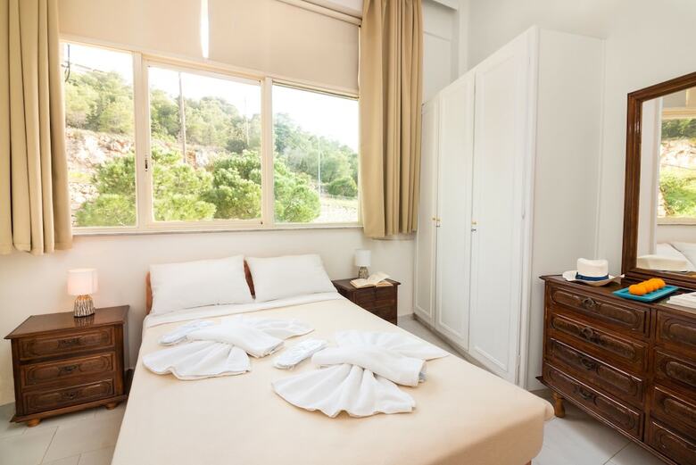 Apartamentos Loucerna Art Hotel