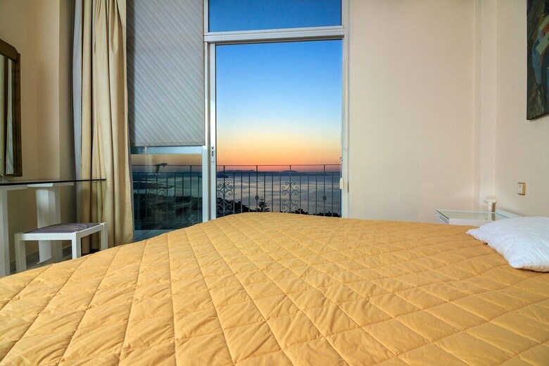 Apartamentos Loucerna Art Hotel