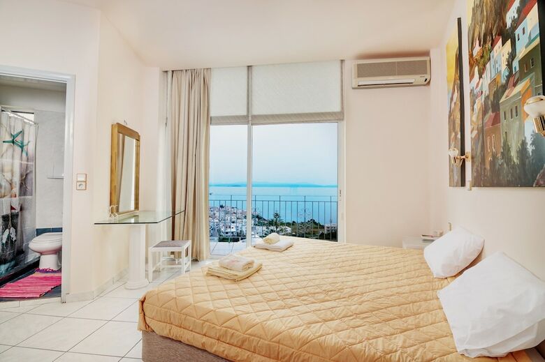 Apartamentos Loucerna Art Hotel