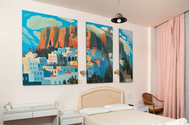 Apartamentos Loucerna Art Hotel