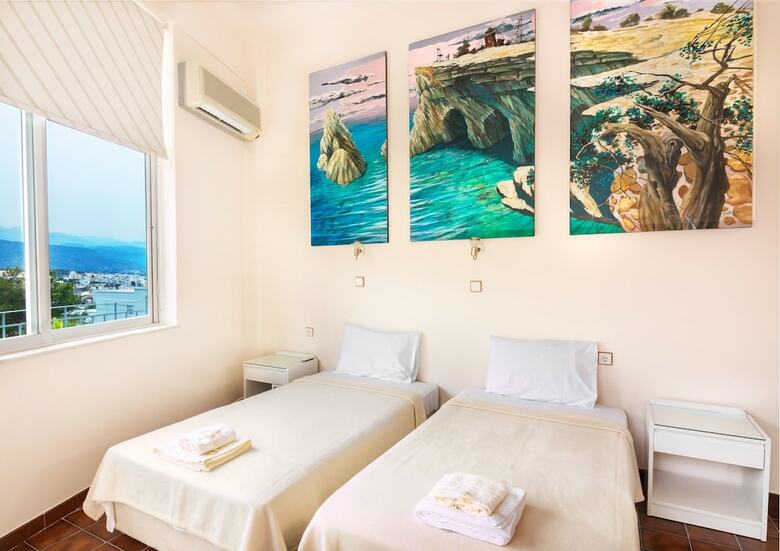 Apartamentos Loucerna Art Hotel
