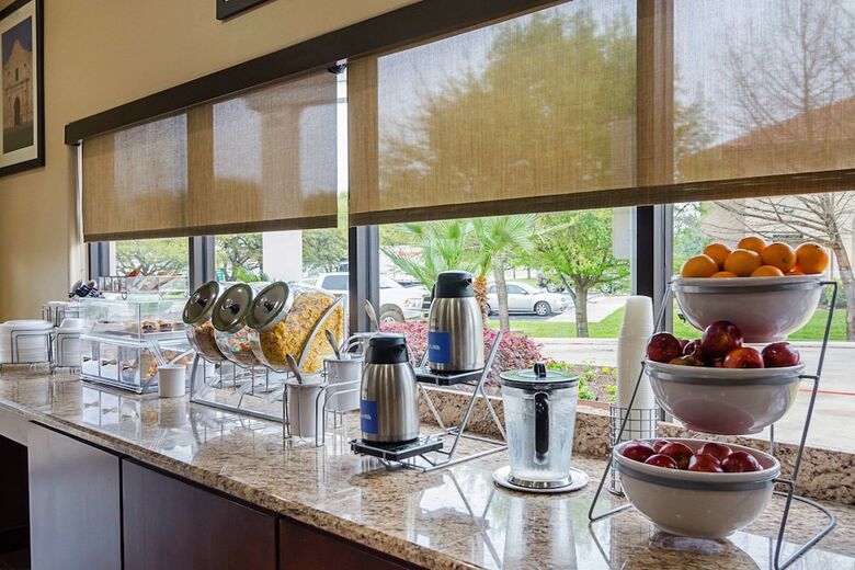 Hotel Quality Suites North Ih 35