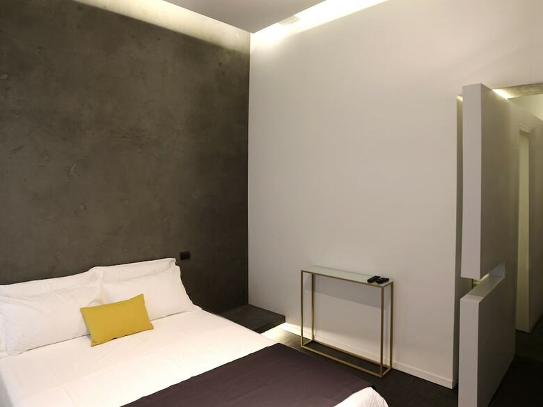 Hotel Bed And Taste